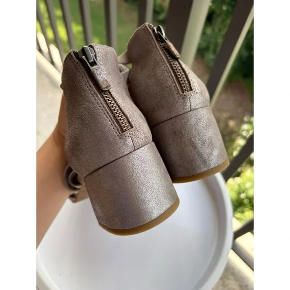 Eileen Fisher Metallic Comfort Heels - Picture 5 of 6